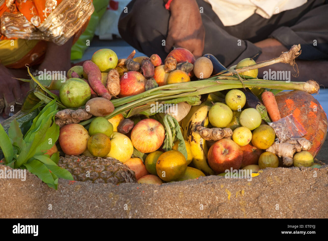 Obst und Gemüse, das zur Sonnenanbetung dala chhath puja am juhu Strand anbietet; Bombay; Mumbai; Maharashtra; Indien; Asien Stockfoto