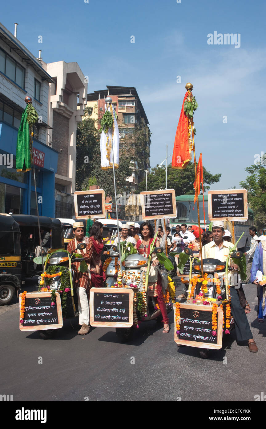 Gudi auf Zweiräder in einer Prozession von Gudi Padva Festival angehoben; Thane; Maharashtra; Indien 2010 Stockfoto