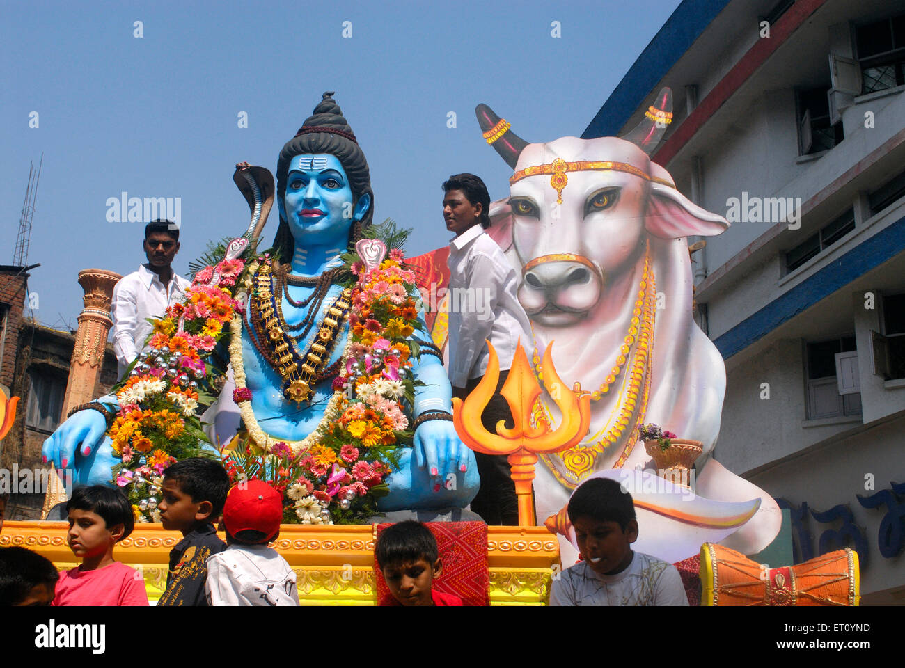 Prozession der großen Idol von Lord Shiva mit Nandi-Stier Mahashivratri Festival zu feiern; Pune; Maharashtra; Indien Stockfoto