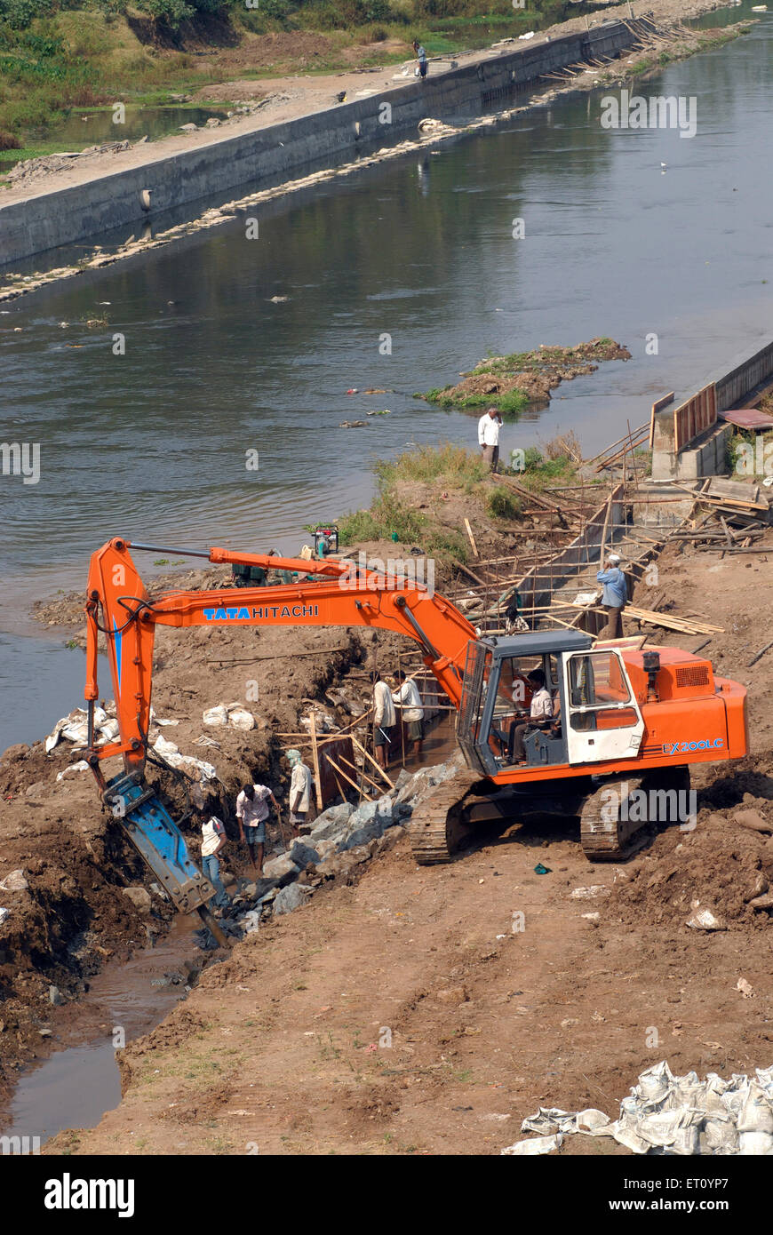 Bagger und Bulldozer von TATA HITACHI EX 200 LC Schwermaschinen Digger;  Erdarbeiten am Ufer des Flusses Mutha; Pune Stockfoto