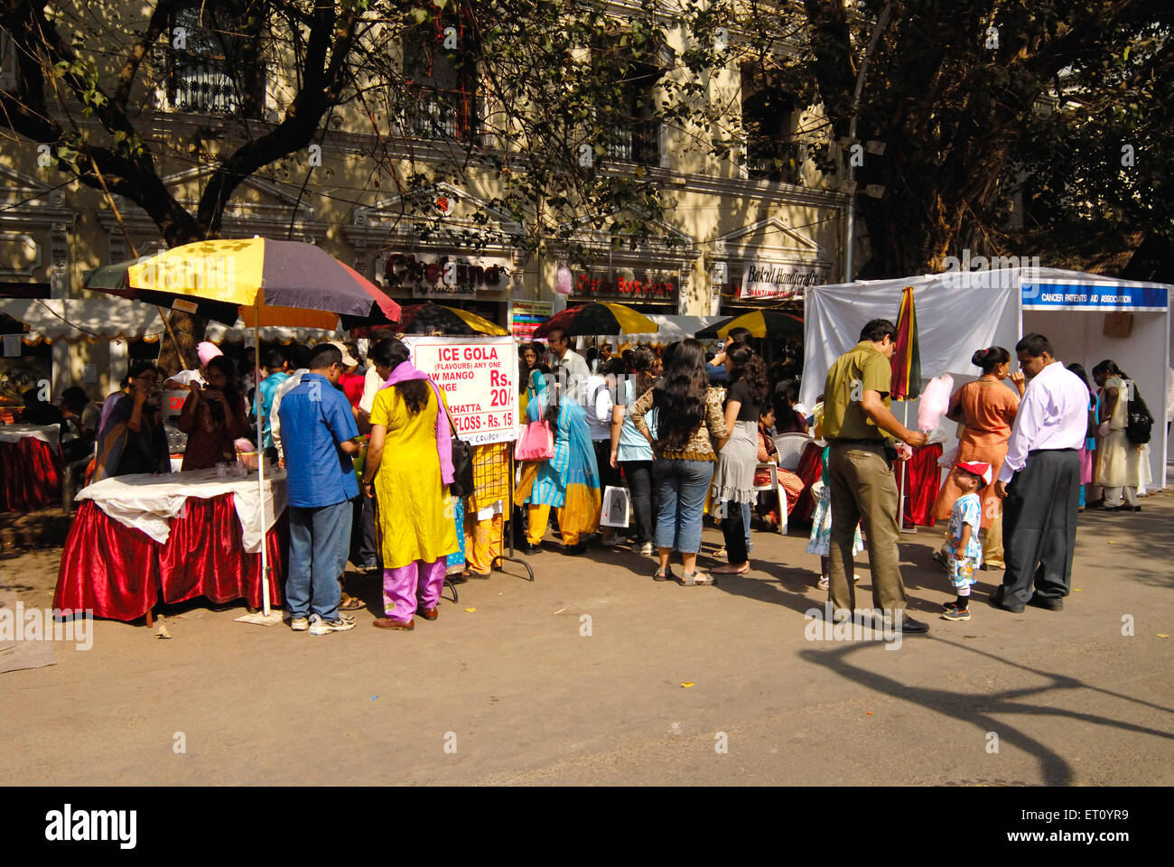 Völker auf Eis Gola und Food Stände auf Kala Ghoda Kunstfestival 2009; Bombay Mumbai; Maharashtra; Indien Stockfoto