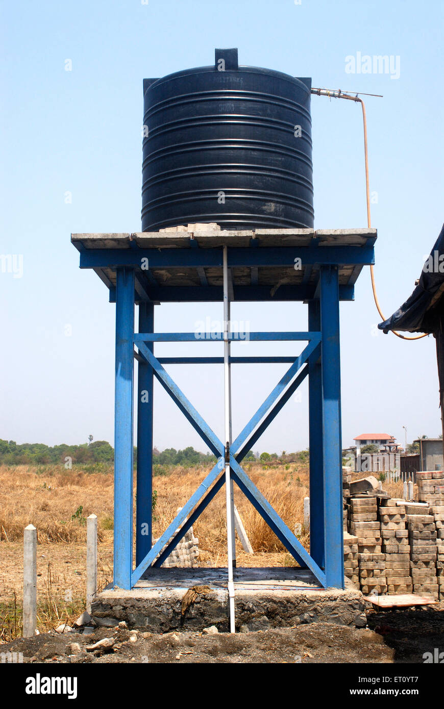Kunststoff-Wassertank, Khadgoli, Palghar, Thane, Maharashtra, Indien Stockfoto