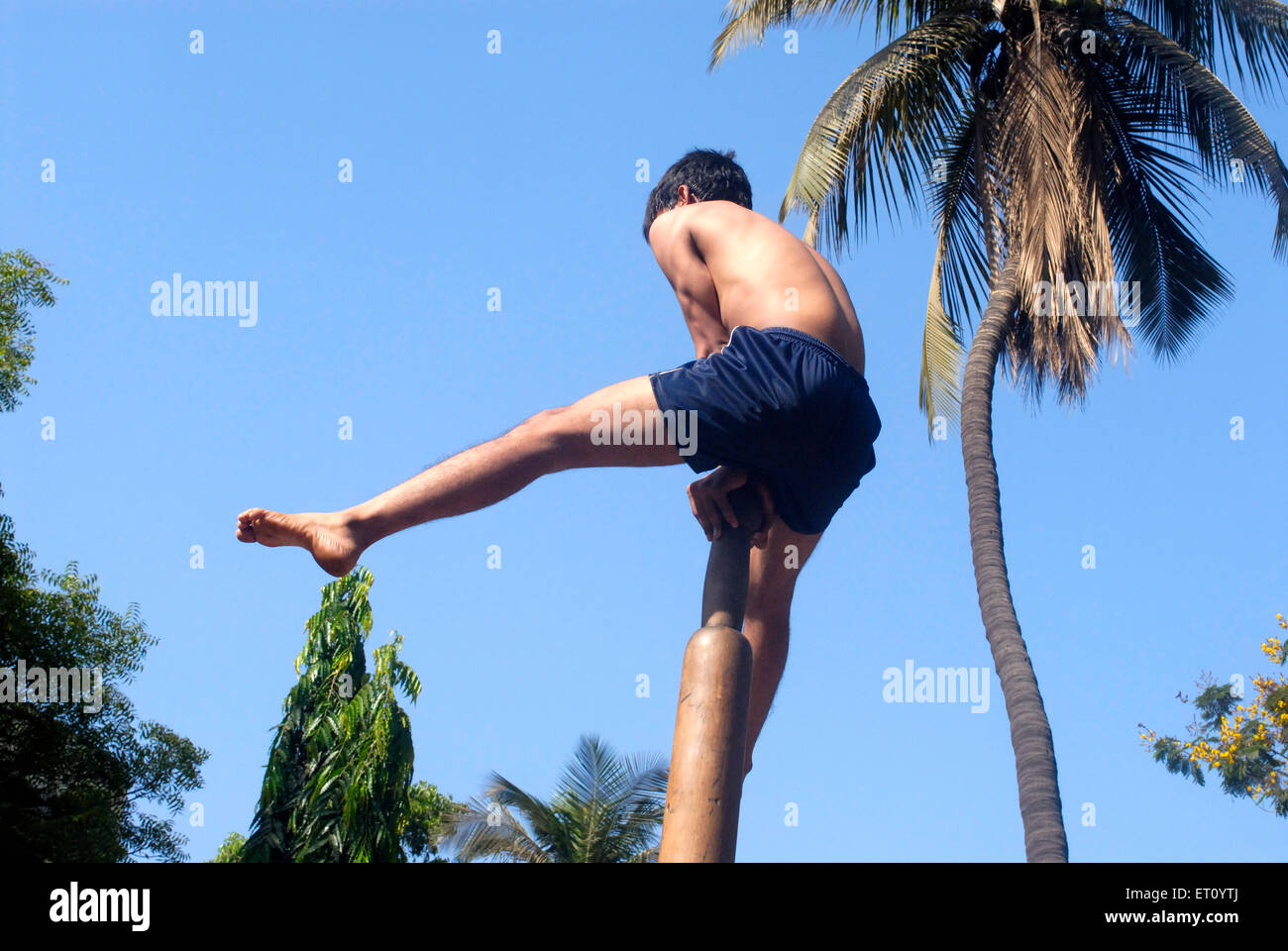 Mallakhamba, Mallakhamb, traditioneller Sport, Turnerin, der LuftYoga vorführt, Indien Stockfoto