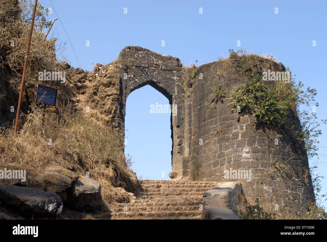 Stein Schritte Tor und Bastion Darwaja Sinhagarh Sinhagad Fort; Pune; Maharashtra; Indien Stockfoto