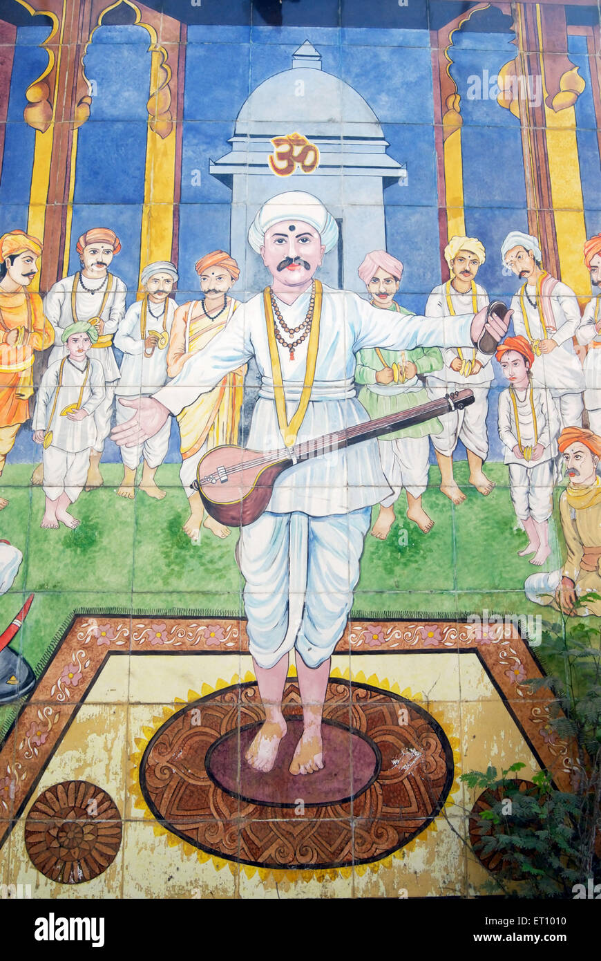 Saint Tukaram singen heilig Lied Hymne auf glasierte Fliesen in Pasodya Vitthal Tempel gemalt; Pune; Maharashtra; Indien Stockfoto