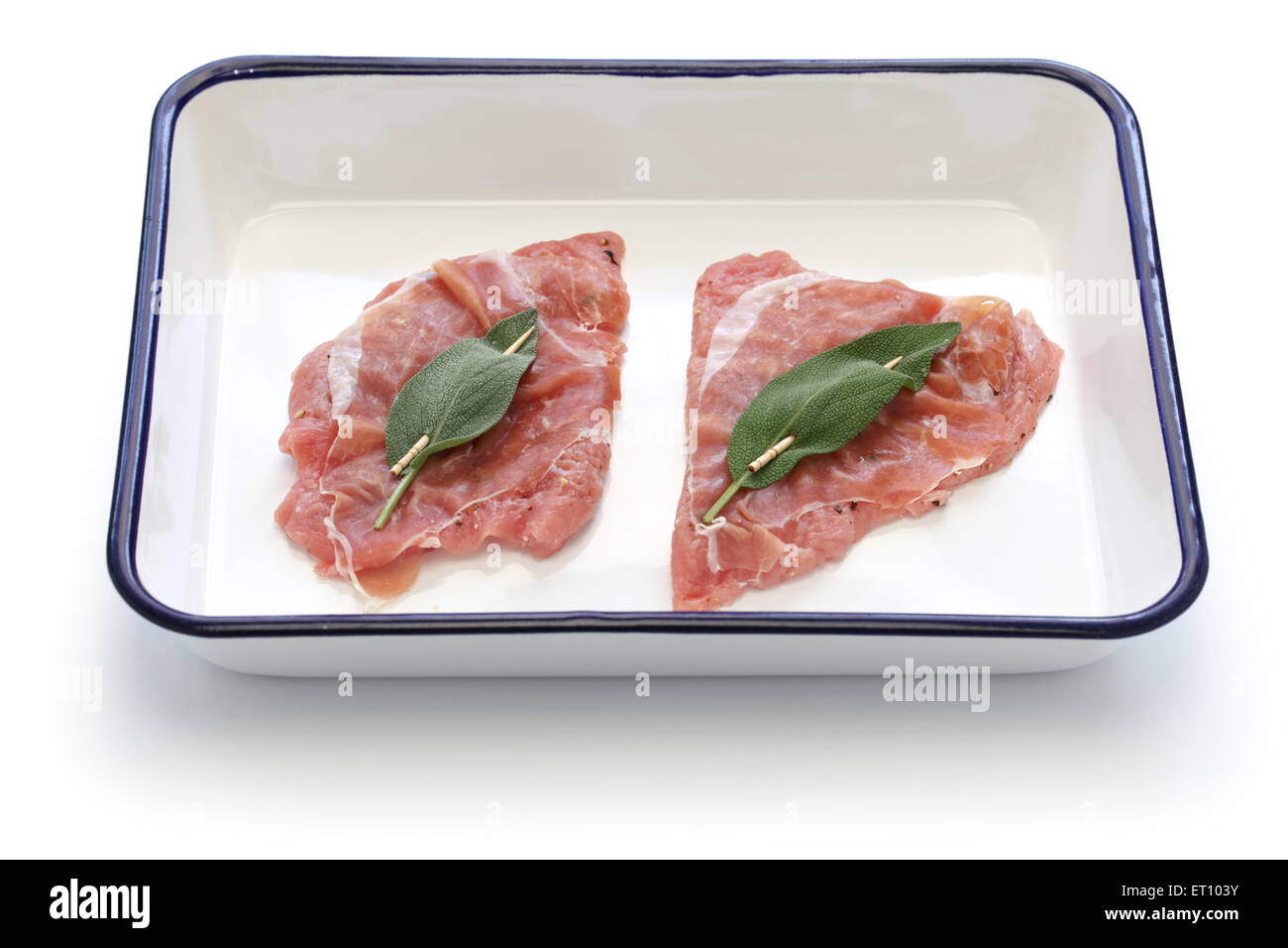 Saltimbocca-Zutaten (Kalbfleisch, Schinken und Salbei) auf Metzger Tablett Stockfoto