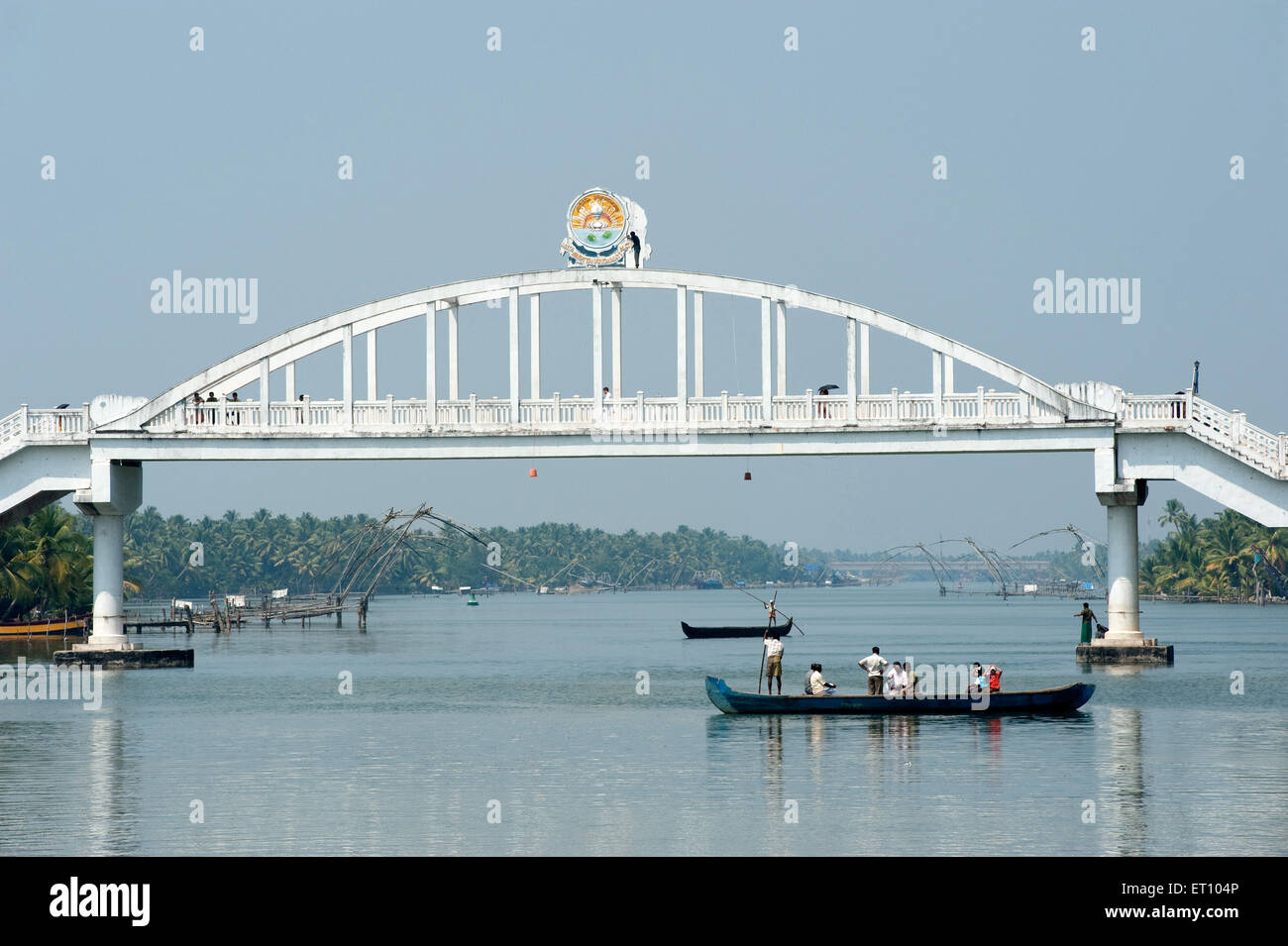Brücke über Boot in Backwaters; Kollam nach Alleppey; Alappuzha; Kerala; Indien; Asien Stockfoto