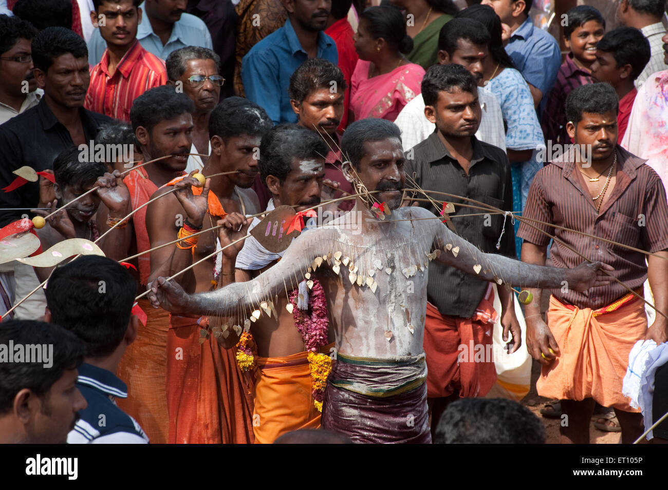 Körper mit Spieß hielt Dreizack in Mund in Kavadiatam Thaipooyam Thaippooyam Festival piercing Anhänger; Kottayakunn Kerala Stockfoto