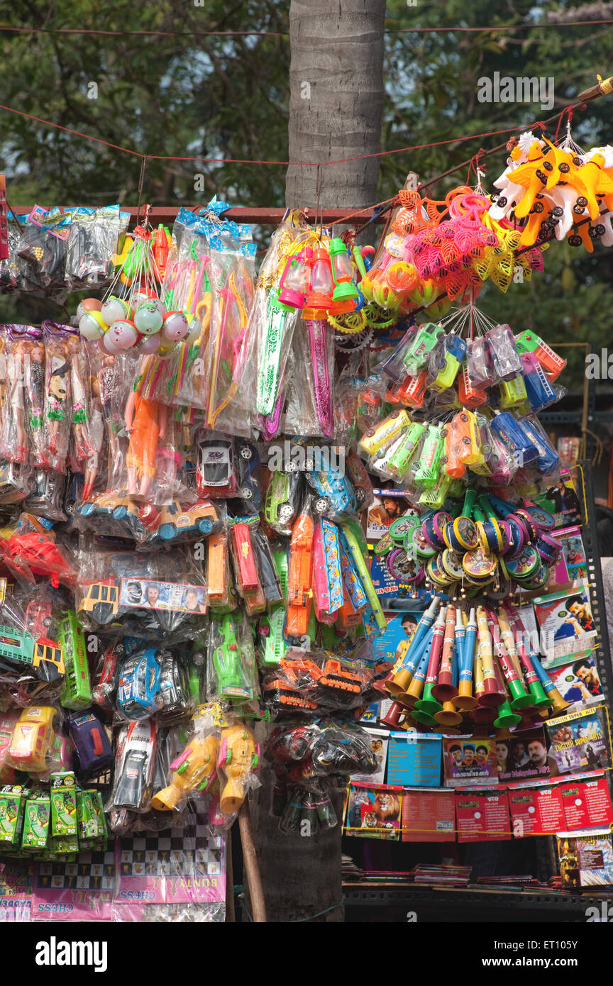 Bunte Plastikspielzeug Verkäufer; Nedumgolam; Quilon; Kollam; Kerala; Indien; Asien Stockfoto