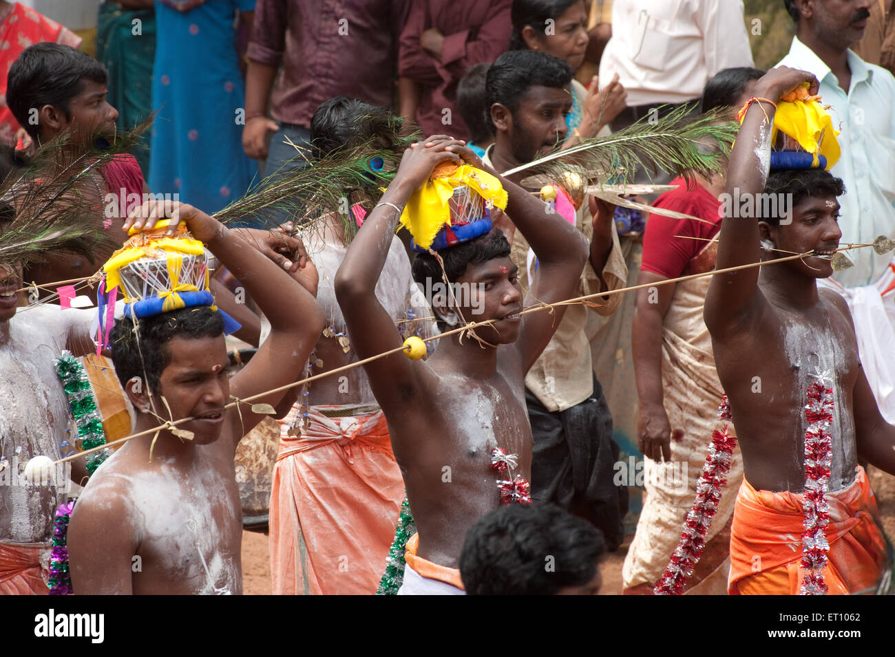 Anhänger mit Speer in Mund für Kavadiatam Thaipooyam Thaippooyam Festival; Kottaya Kunn; Nedumgolam Kerala Stockfoto