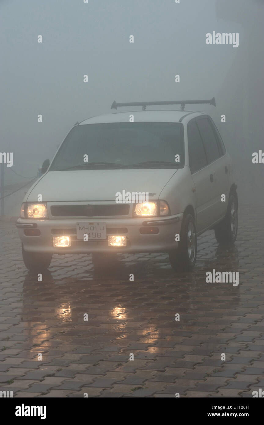 Zen-Auto mit Scheinwerfer und Nebelscheinwerfer im Nebel; Malshej Ghat; Thane; Maharashtra; Indien 2010 Stockfoto