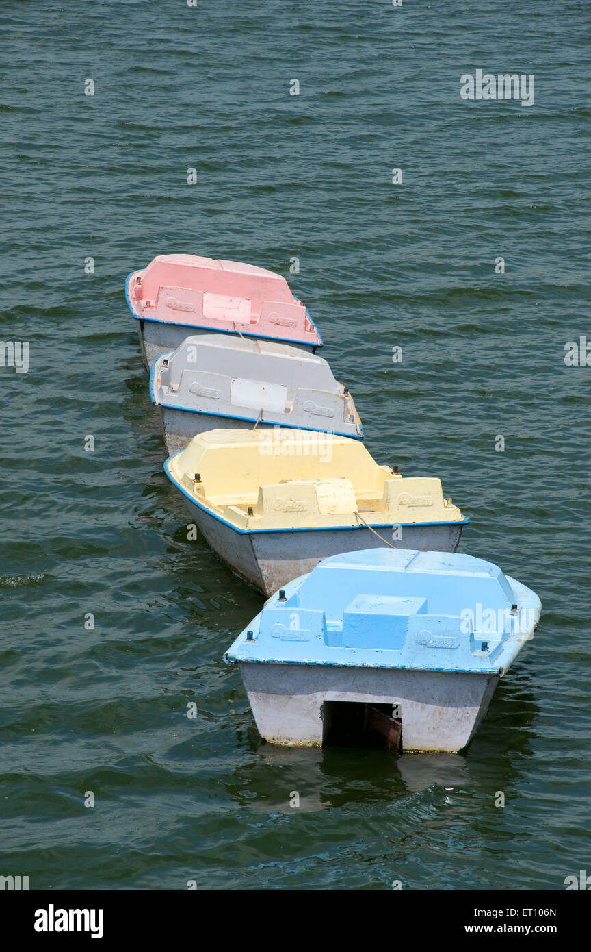 Paddelboote, die auf dem Wasser des Kukadi-Flusses schwimmen; Ozar; Junnar; Pune; Maharashtra; Indien; Asien Stockfoto