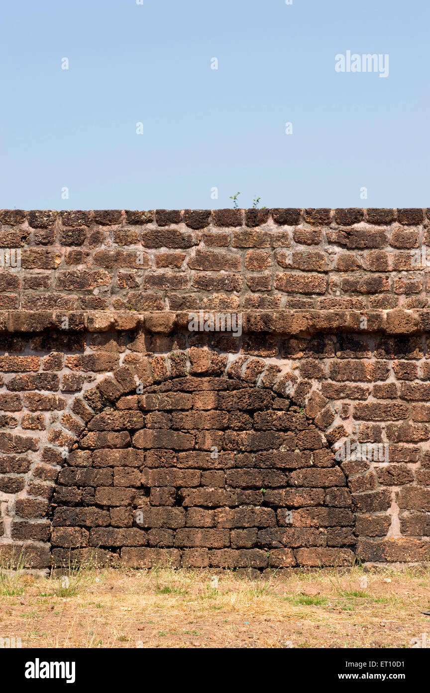 Befestigungsmauer und Bogen am oberen Fort Aguada; Goa; Indien Stockfoto