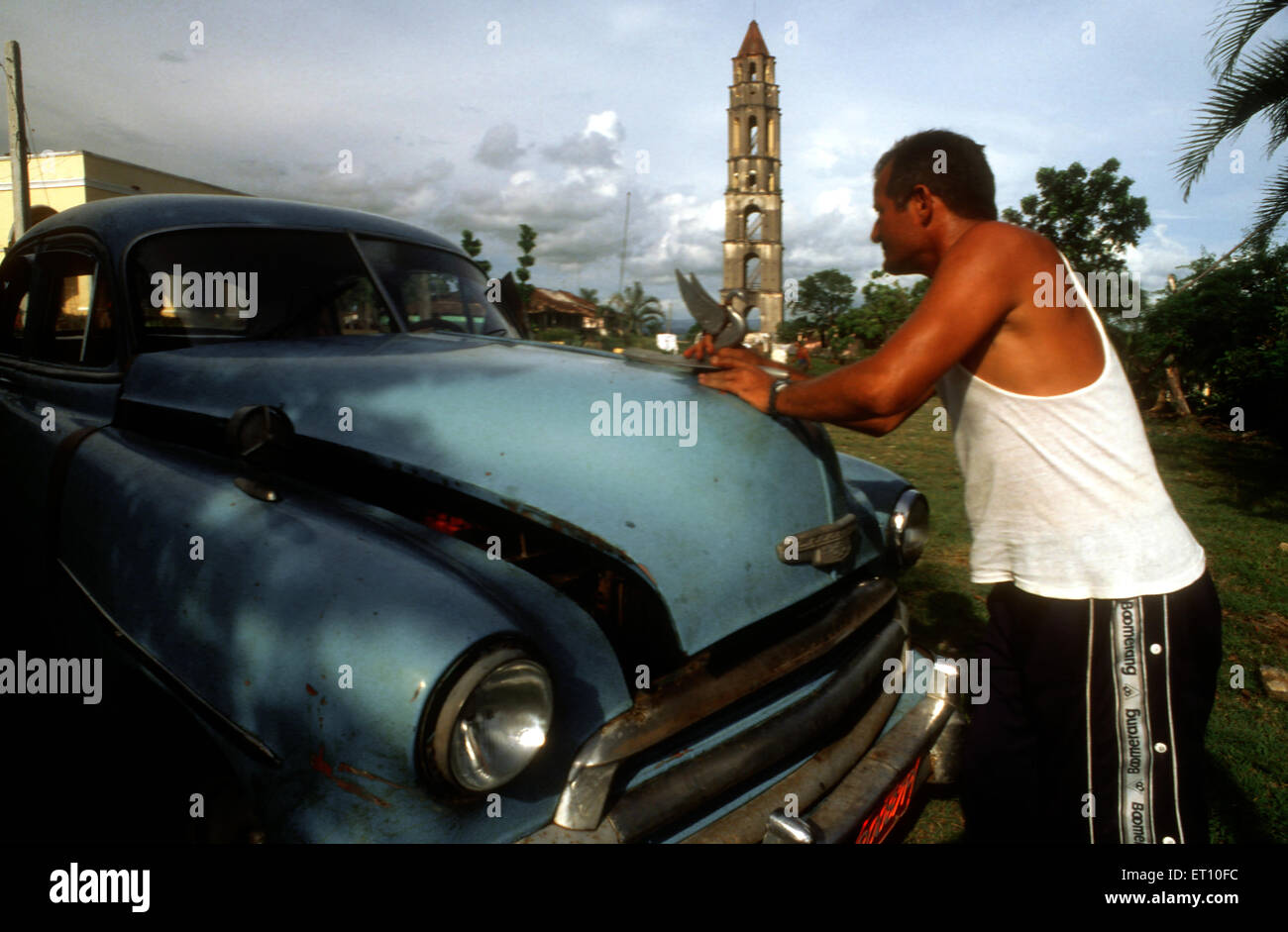 Klassische blaue 1959 schönen Chevy Cabrio. Wachturm (1816), Valle de Los Ingenios, Kuba. Hazienda und Torre de Iznaga Valle de Los Ingenios Prov. Sancti Spiritus Kuba. Stockfoto