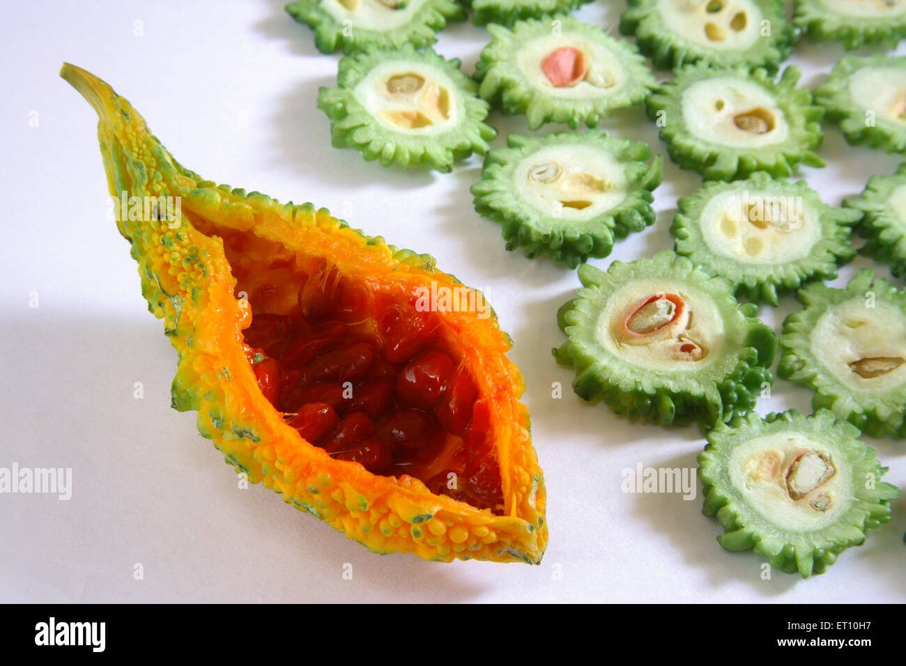 Karela, Bitter Gourd, Bitter Melone, Gemüse, momordica charantia, rote Samen auf weißem Hintergrund Stockfoto