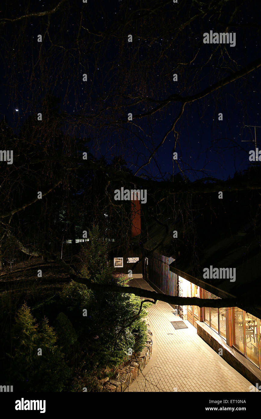 sehr altes Landhaus in Starlight Nacht Stockfoto