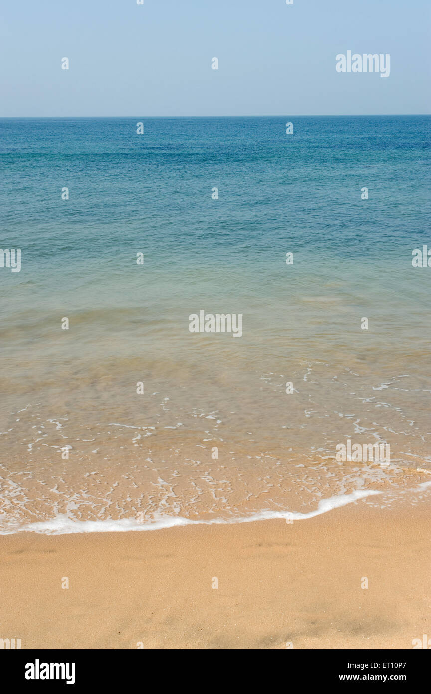 Sand und blaues Wasser des Arabischen Meeres in Anjuna Strand; Goa; Indien Stockfoto