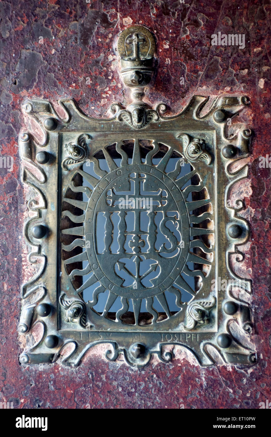 Metallplatte fixiert auf Tür im Inneren der Basilika Bom Jesus bei Velha; Goa; Indien Stockfoto