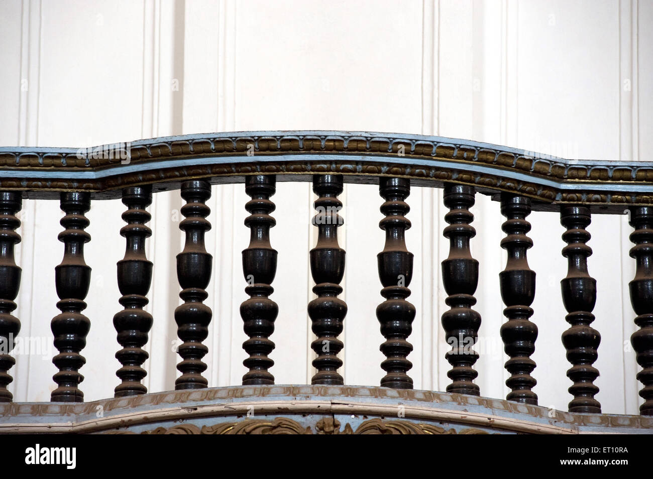 Balkon mit Holzgeländer in Se Kathedrale in Velha; Goa; Indien Stockfoto