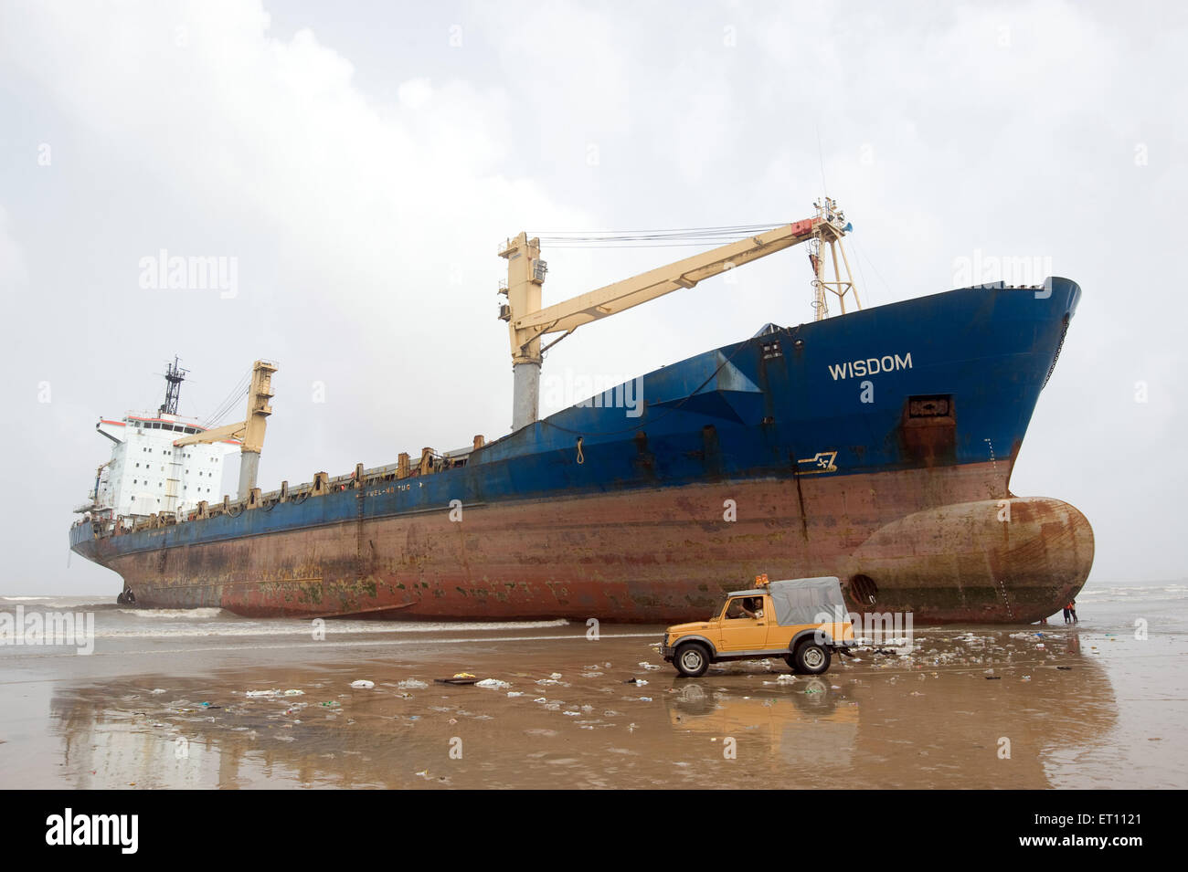Weisheit kam das große Frachtschiff am Juhu Beach Mumbai Indien Asien