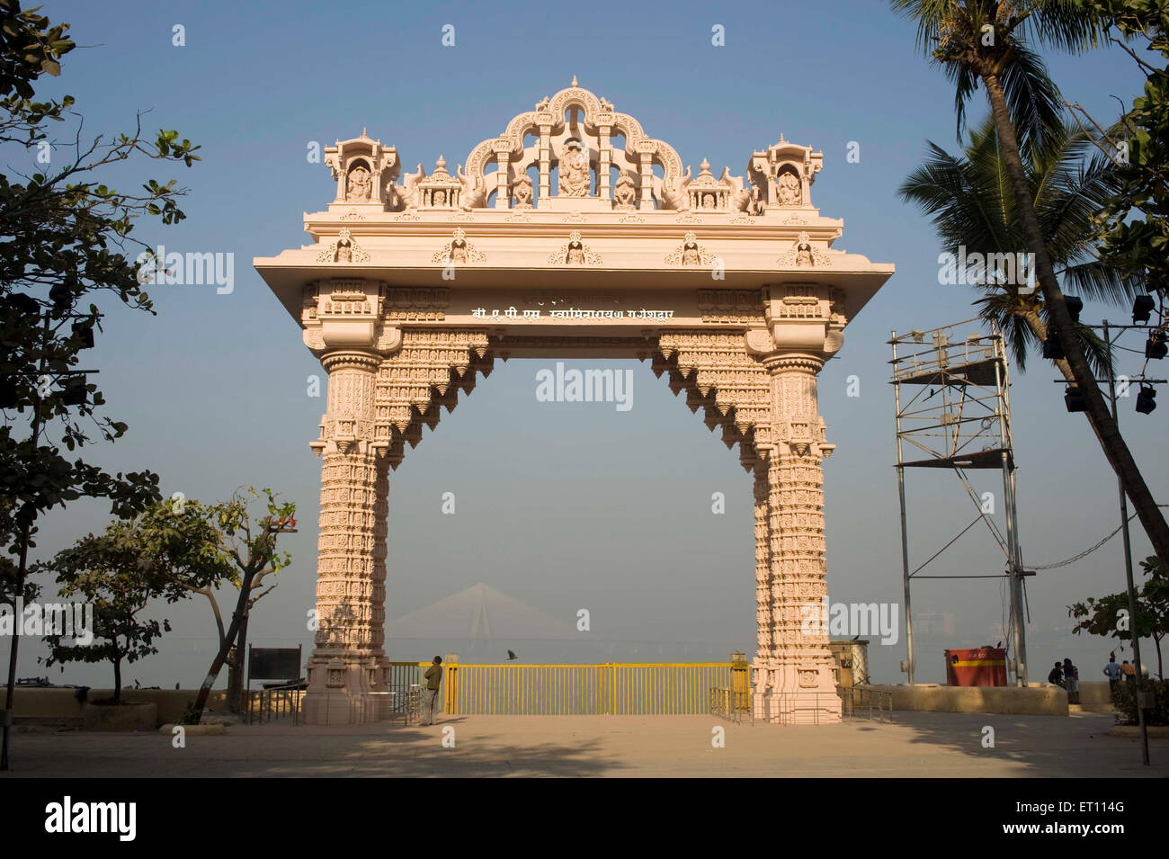 Riesiges Tor gemacht durch Idole von Lord Ganesh Dadar Strand Mumbai Maharashtra Indien Asien Stockfoto