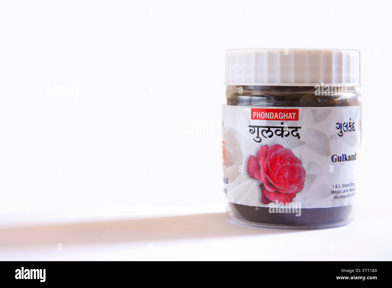 Gulkand in Kunststoffflasche auf weißem Hintergrund Stockfoto