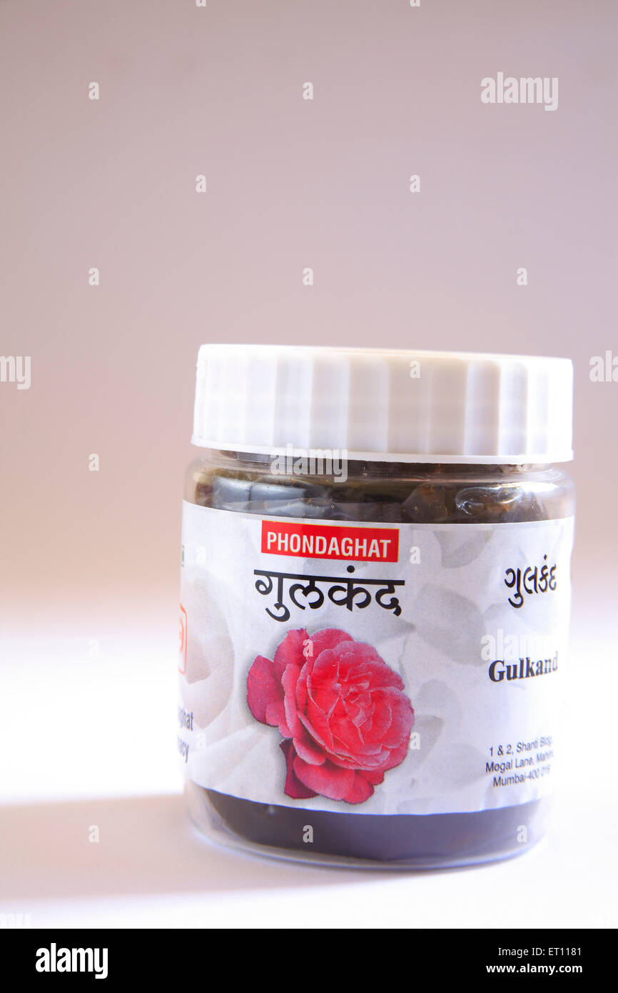 Gulkand in Kunststoffflasche auf weißem Hintergrund Stockfoto