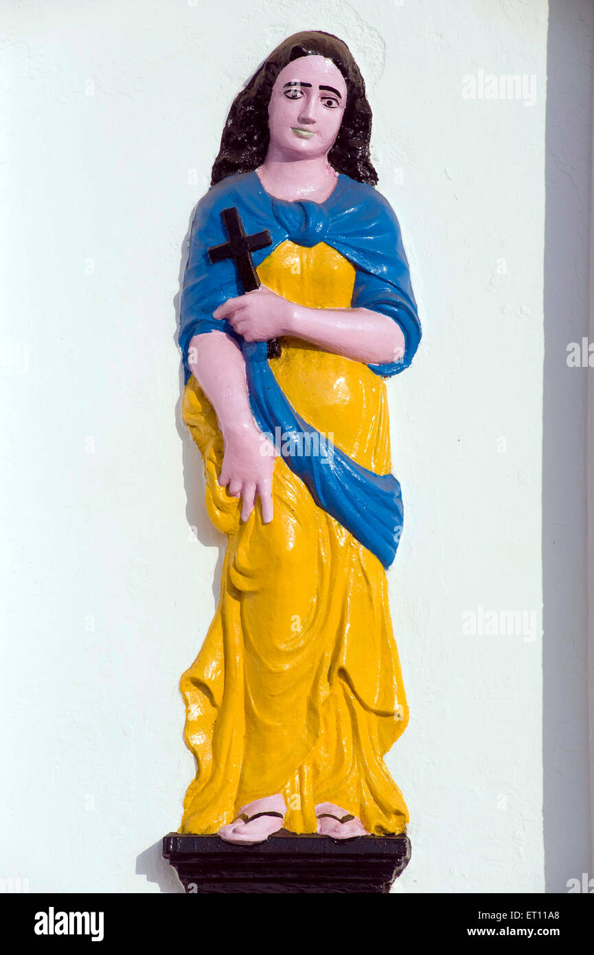 Figur Frau mit Kreuz in Goa Indien Asien 2011 Stockfoto