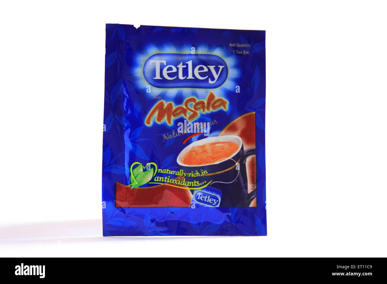 Tetley-Teemasala in blauer Kunststoffpackung auf weißem Hintergrund Stockfoto