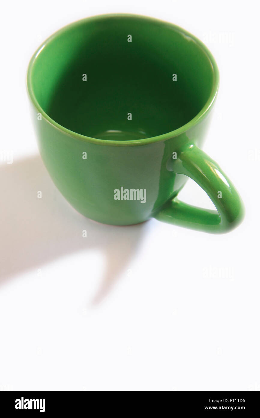 Grüner Keramik-Teetasse auf weißem Hintergrund Stockfoto