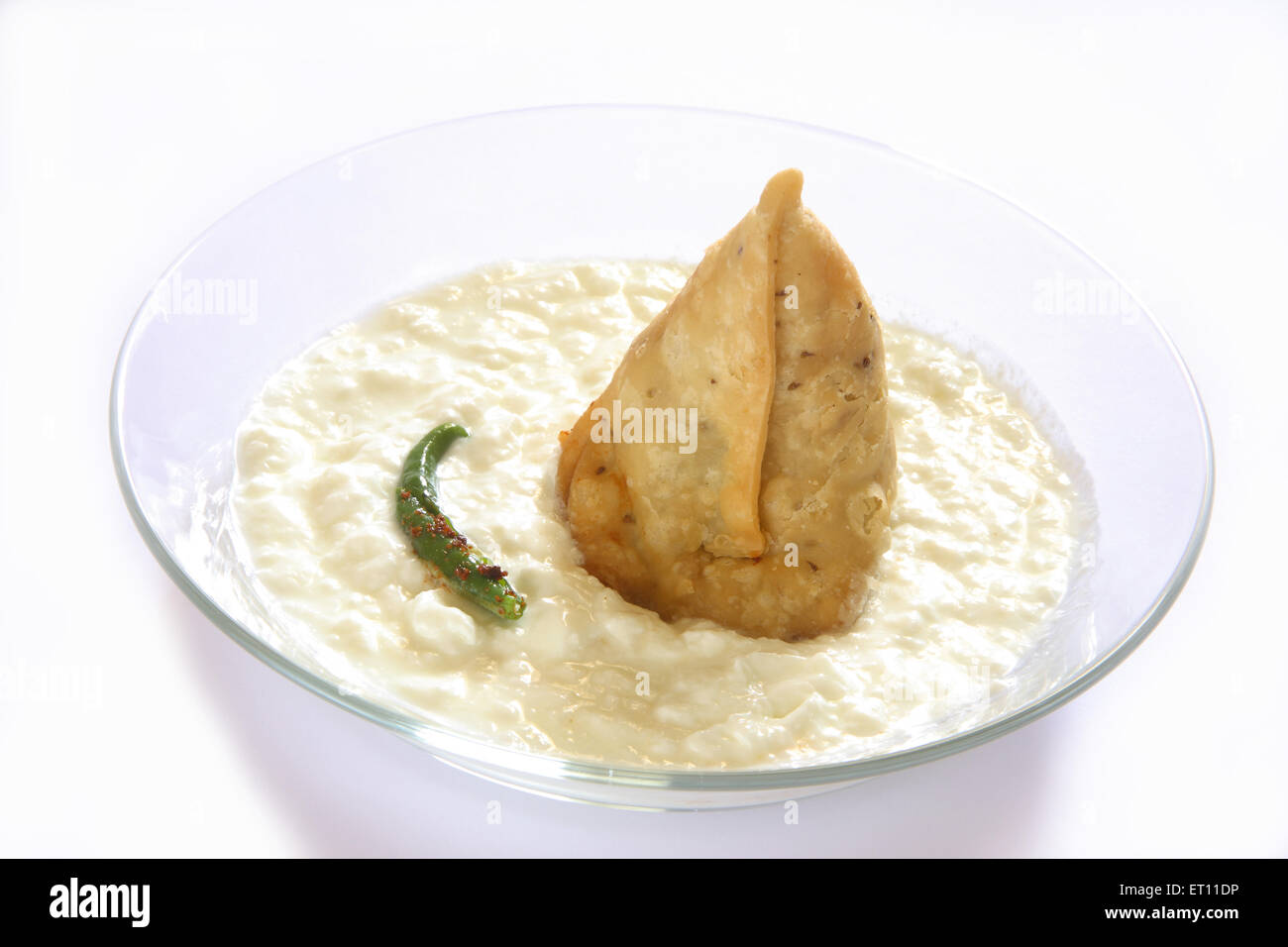 Fast-Food; Samosa mit Quark und grüne Chili in Schüssel auf weißem Hintergrund Stockfoto