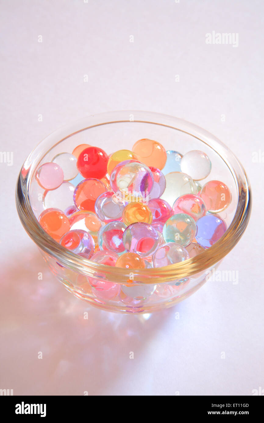 Bunte Gelbälle, Gelperlen, Gelmarmeln, Geleekugeln, Geleeperlen, Geleemarmeln, Stockfoto