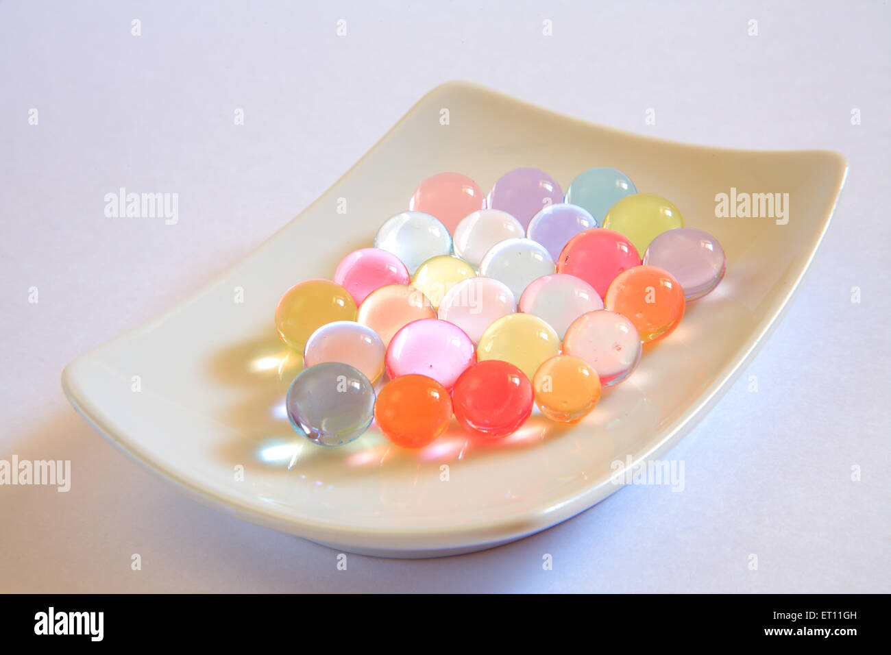 Transparent rot Hydrogel Kugeln. Red Water gel Kugeln mit Bokeh. Polymer  gel Silica Gel. Liquid Crystal Ball mit Reflexion. Rote Kugeln Textur  backgro Stockfotografie - Alamy