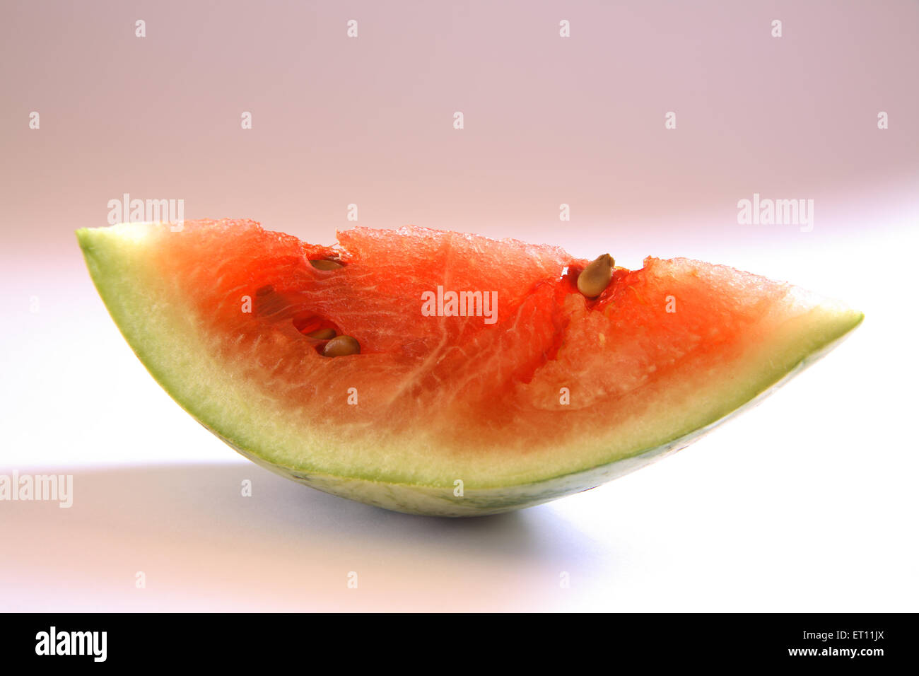 Frucht; Scheibe Wassermelone auf weißem Hintergrund Stockfoto