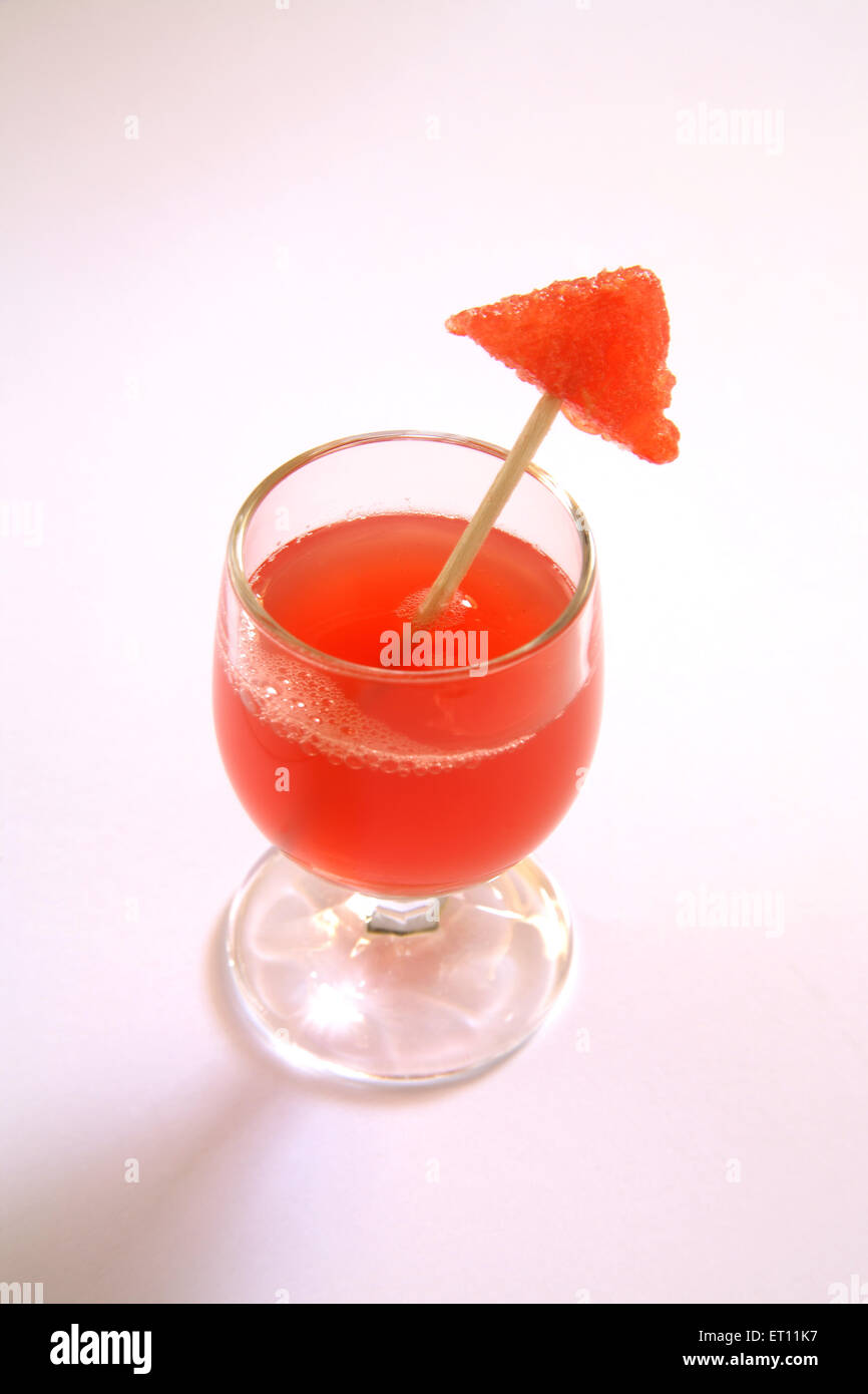 Getränke; Saft mit Stick Wassermelone Stück im Glas auf weißem Hintergrund Stockfoto