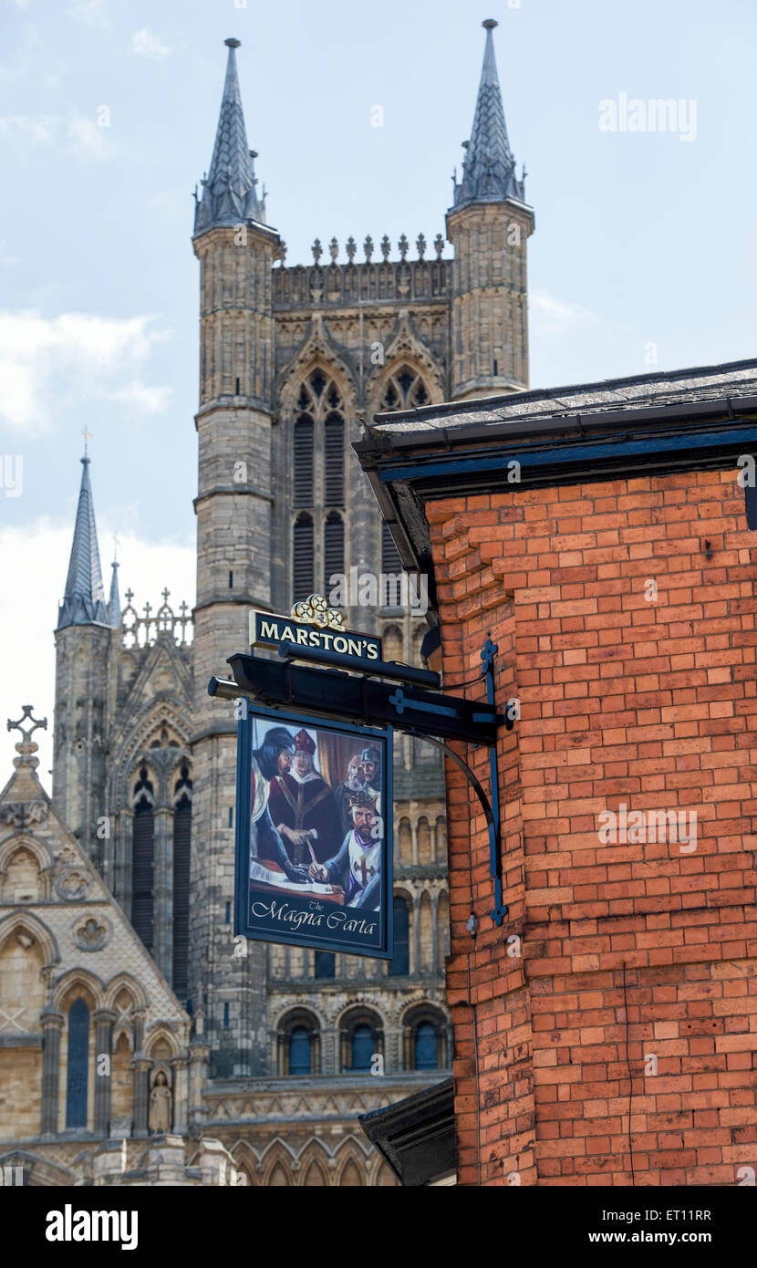 Magna Carta Pub Schild vor der Kathedrale von Lincoln. Steile Hügel, Lincoln, Lincolnshire, England Stockfoto