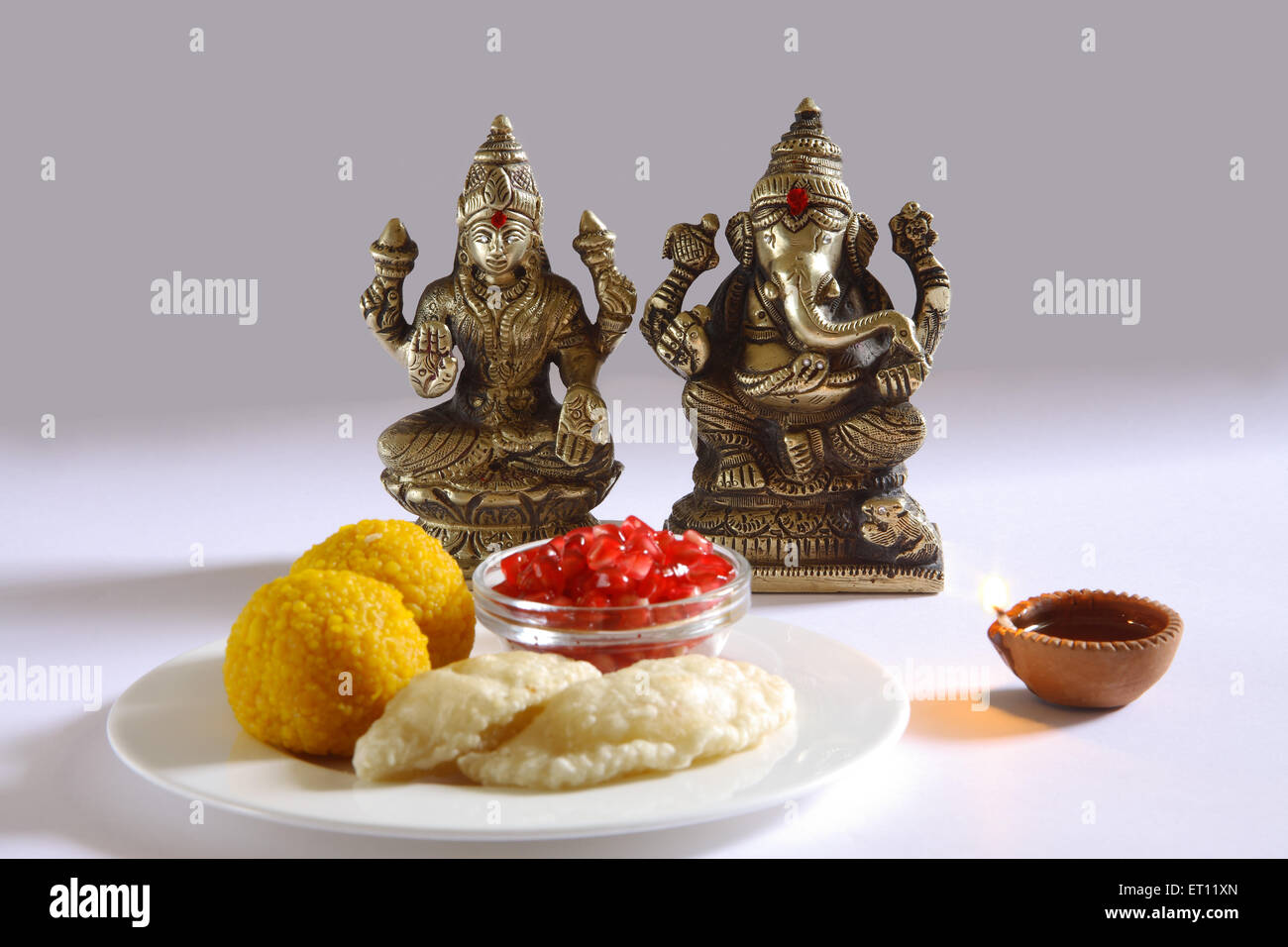 Deepawali Diwali-fest; Shree Lakshmi Puja mit Gott Ganesh; Süßigkeiten angeboten; Indien Stockfoto