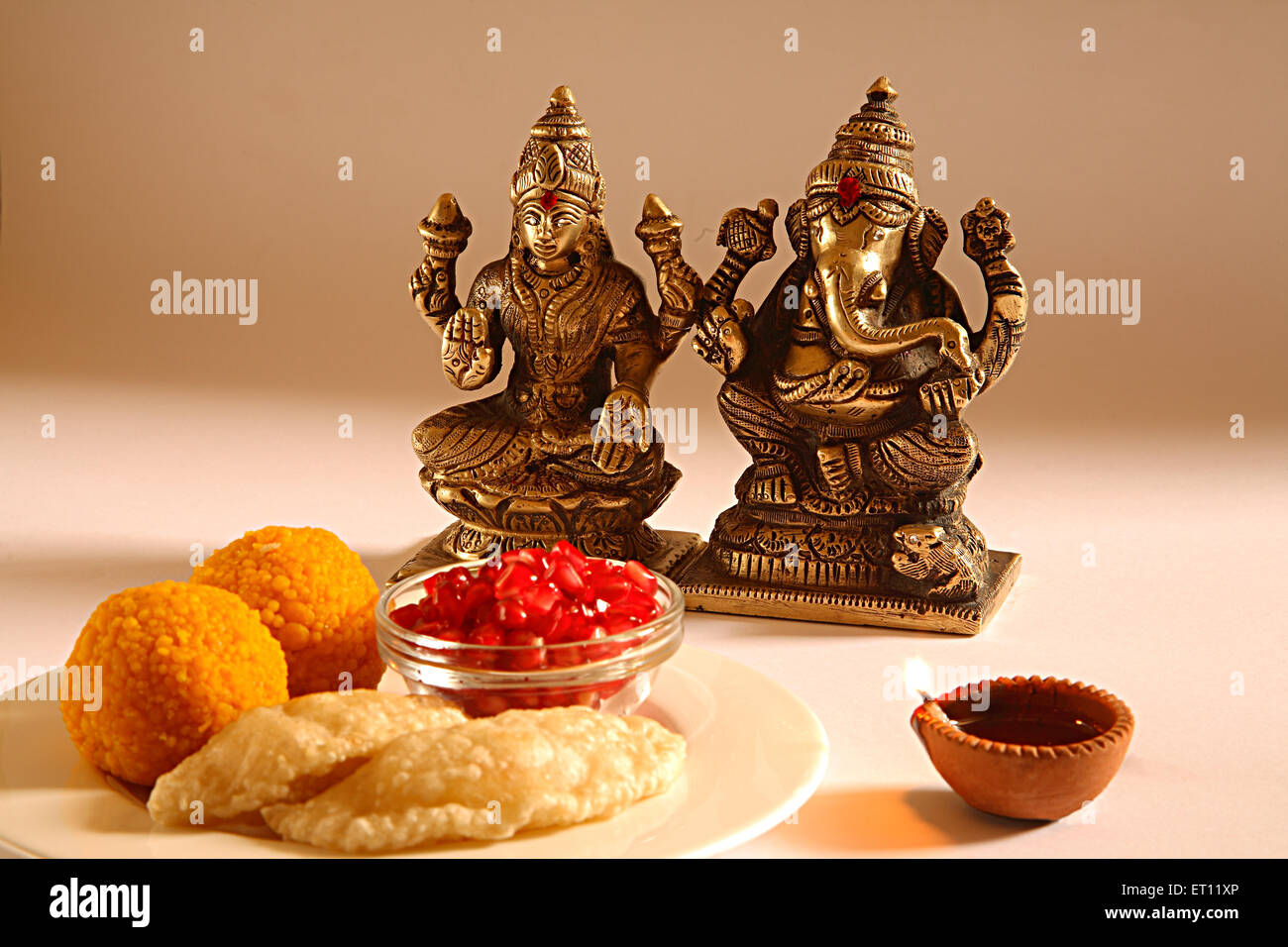 Deepawali Diwali-fest; Shree Lakshmi Puja mit Gott Ganesh; Süßigkeiten angeboten; Indien Stockfoto