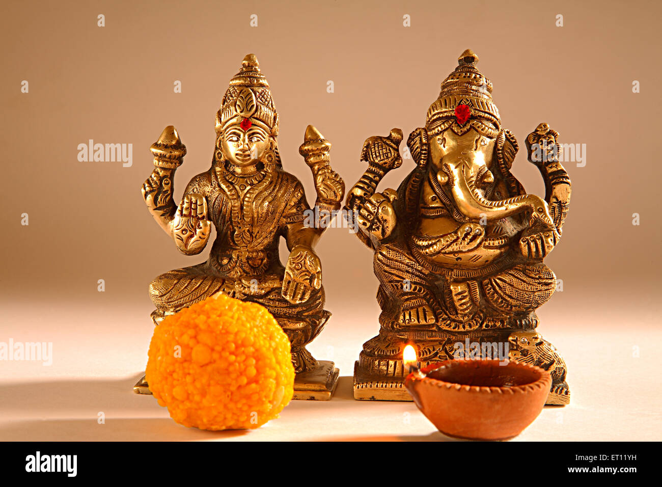 Deepawali Diwali-fest; Shree Lakshmi Puja mit Gott Ganesh; Süßigkeiten mit Öllampe angeboten; Indien Stockfoto