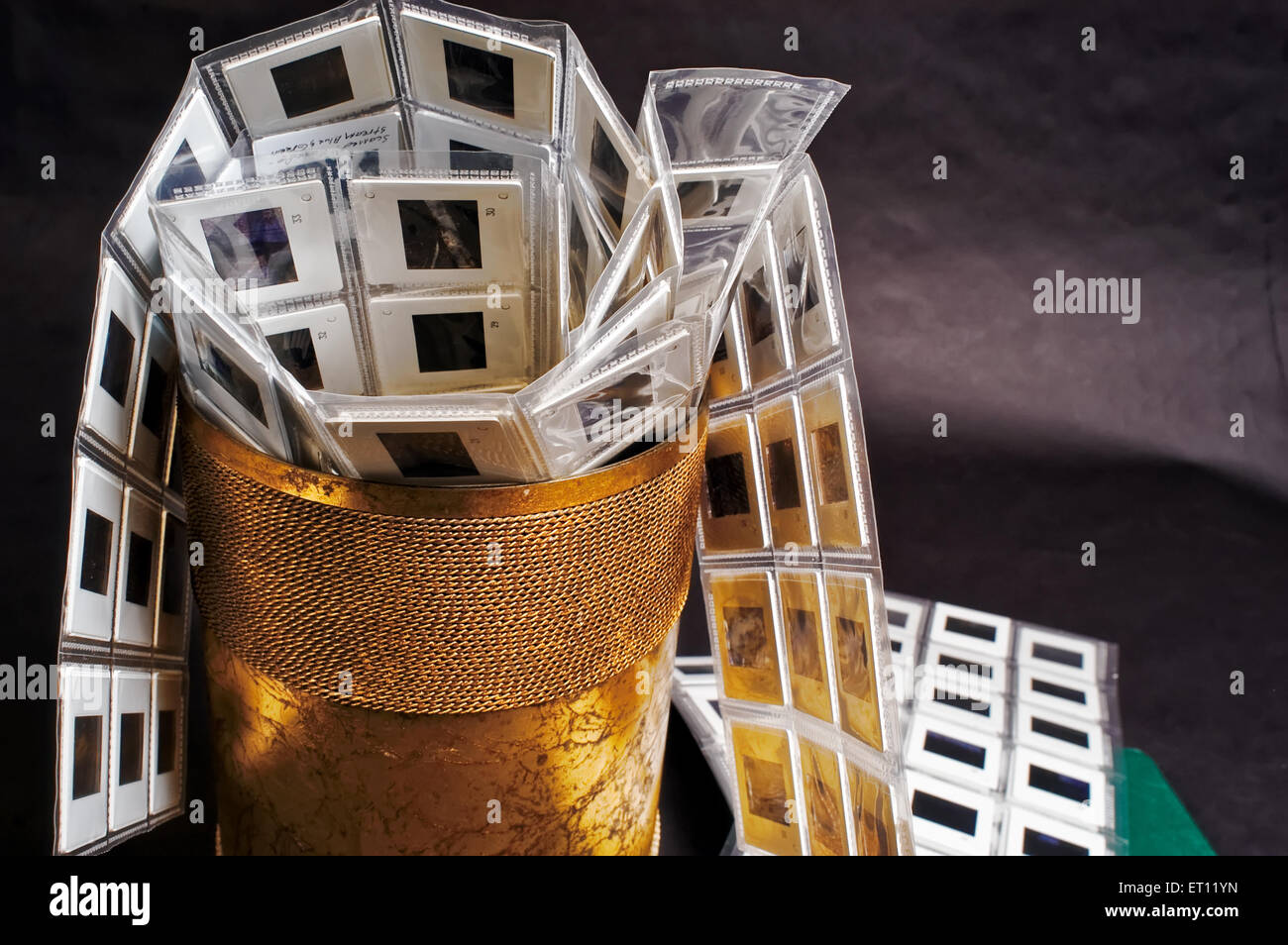 Film-Folien (Folien), Ärmeln und warf in einem Papierkorb können als ob geprüft und verworfen. Stockfoto