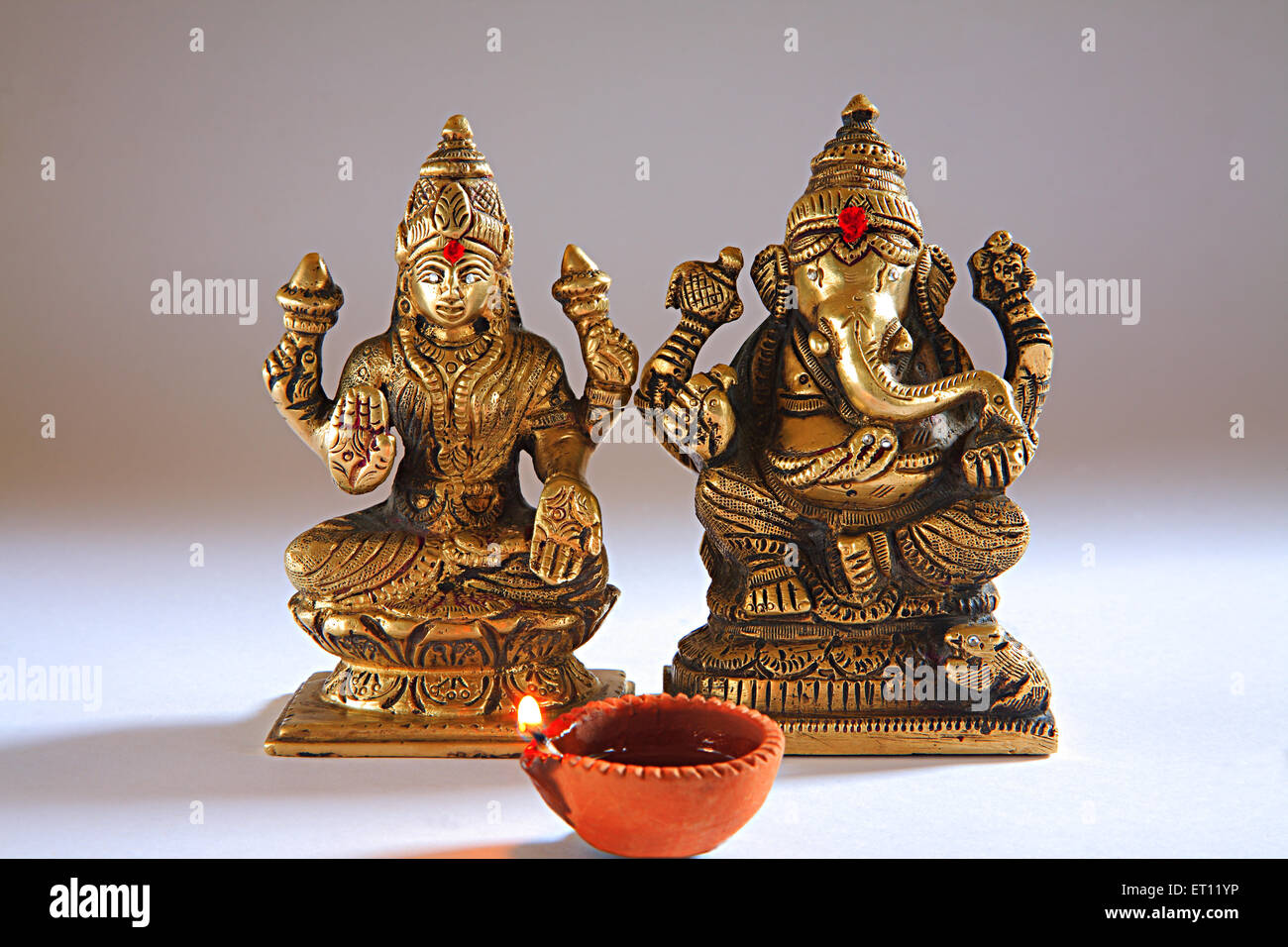 Deepawali Diwali-fest; Shree Lakshmi Puja mit Gott Ganesh; Öl-Lampe; Indien Stockfoto