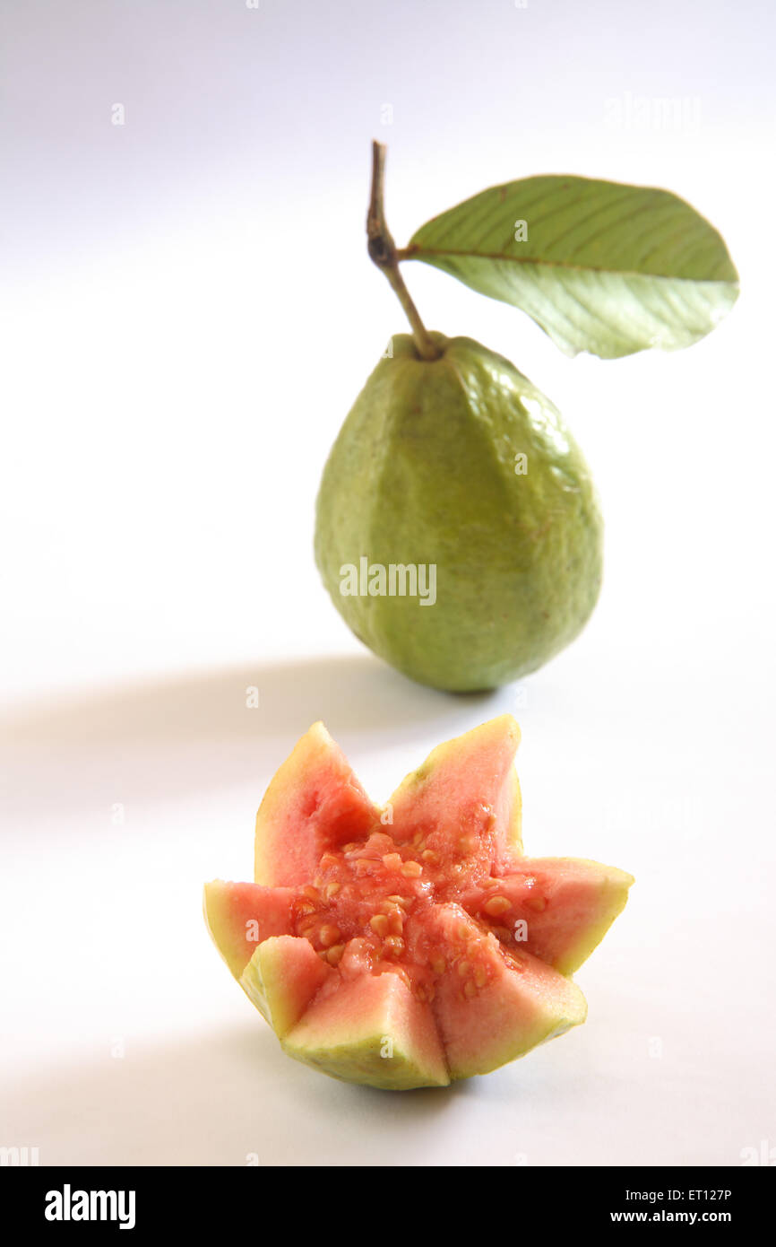 Früchte; Amrood, eine volle und halbe Guave Guave Guyava mit grünen Blatt auf weißem Hintergrund Stockfoto