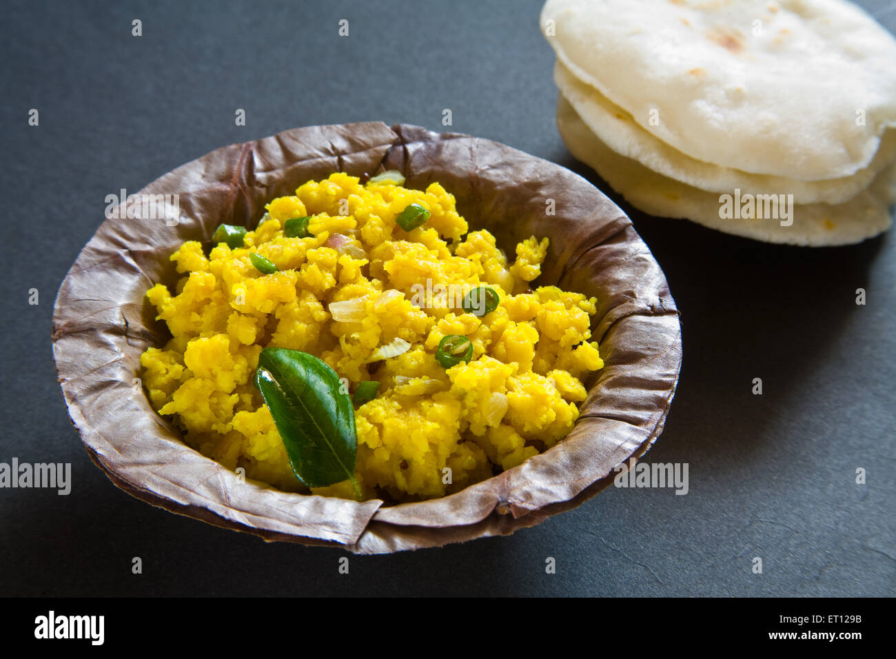 Zunka Bhakar, Jhunka Bhakar, Zunka Bhakri, Fladenbrot und Gemüse, schwarzer Hintergrund Stockfoto