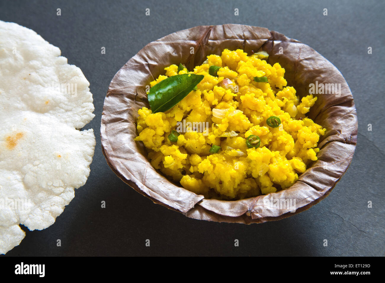 Zunka Bhakar, Jhunka Bhakar, Zunka Bhakri, Fladenbrot und Gemüse, schwarzer Hintergrund Stockfoto