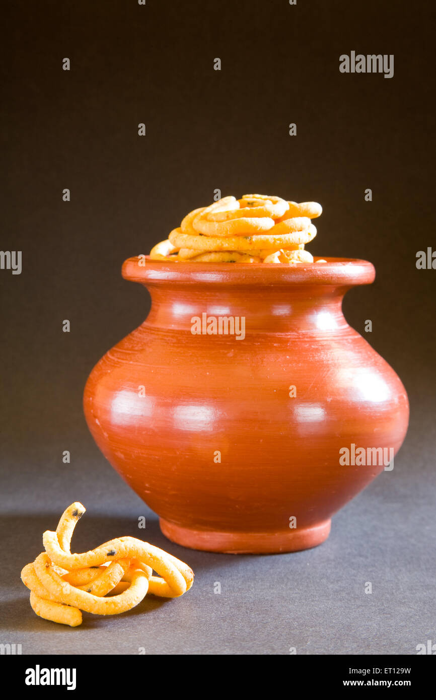 Indischer gebratener Snack, Murukku in Krug auf schwarzem Hintergrund, Indien, Asien Stockfoto
