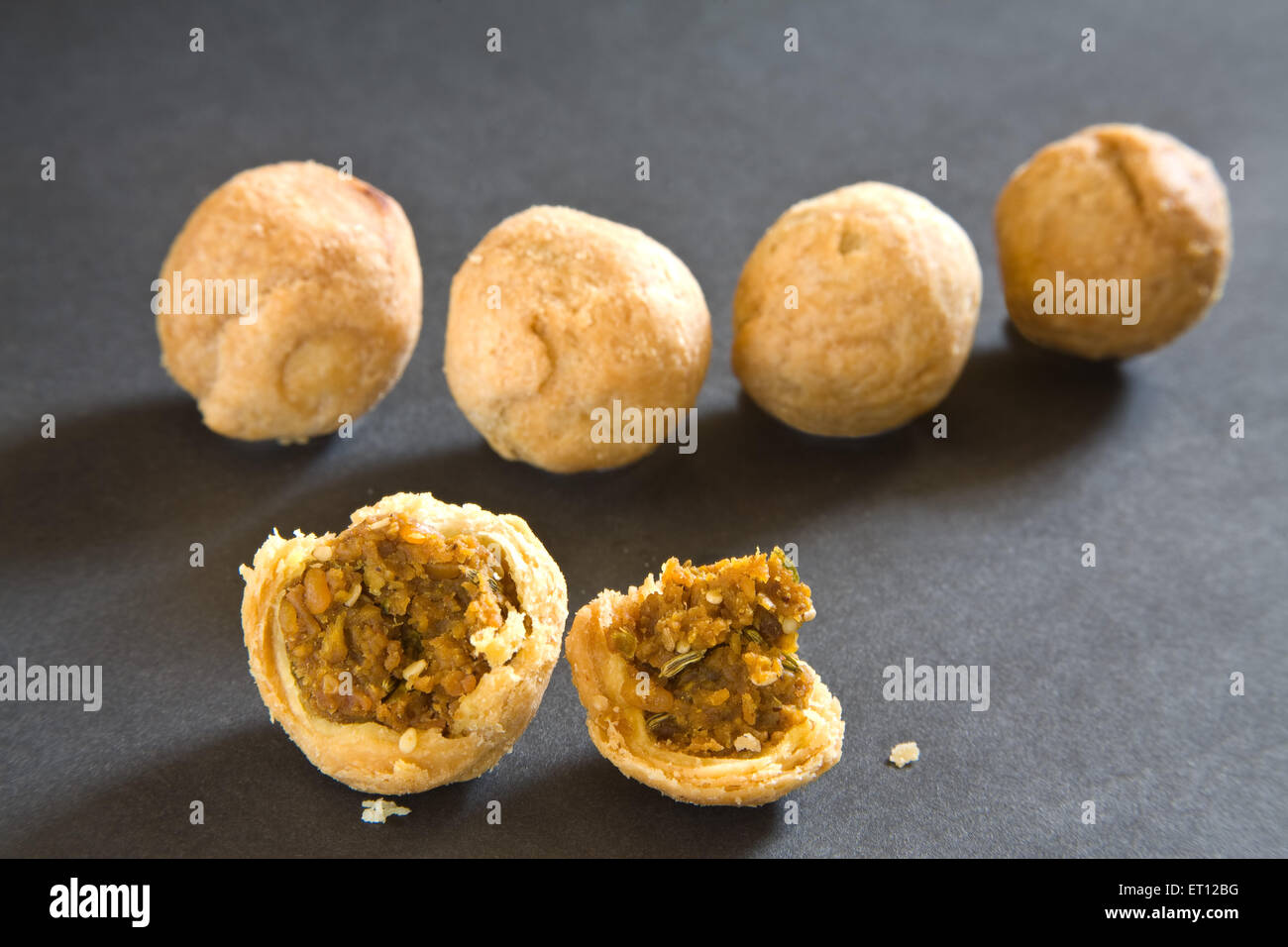 Indisches Fastfood gebraten Kachori auf schwarzem Hintergrund 15. April 2010 Stockfoto