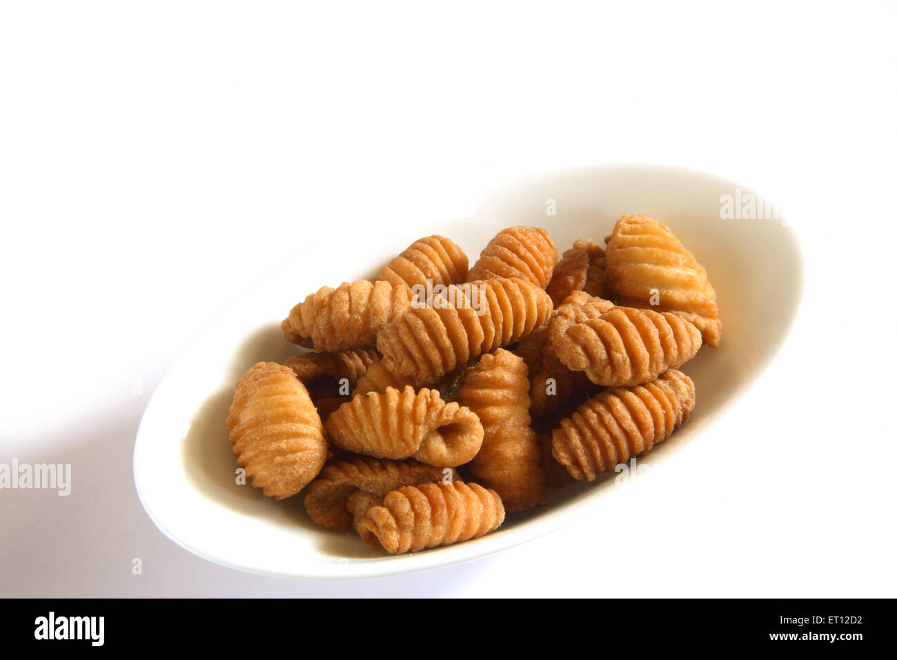 Indischer süßer Snack, shakarpara, shankarpali, shakkarpara, khurma, laktho, lakdi mithai, mithai, Keramikschale, weißer Hintergrund, Indien Stockfoto