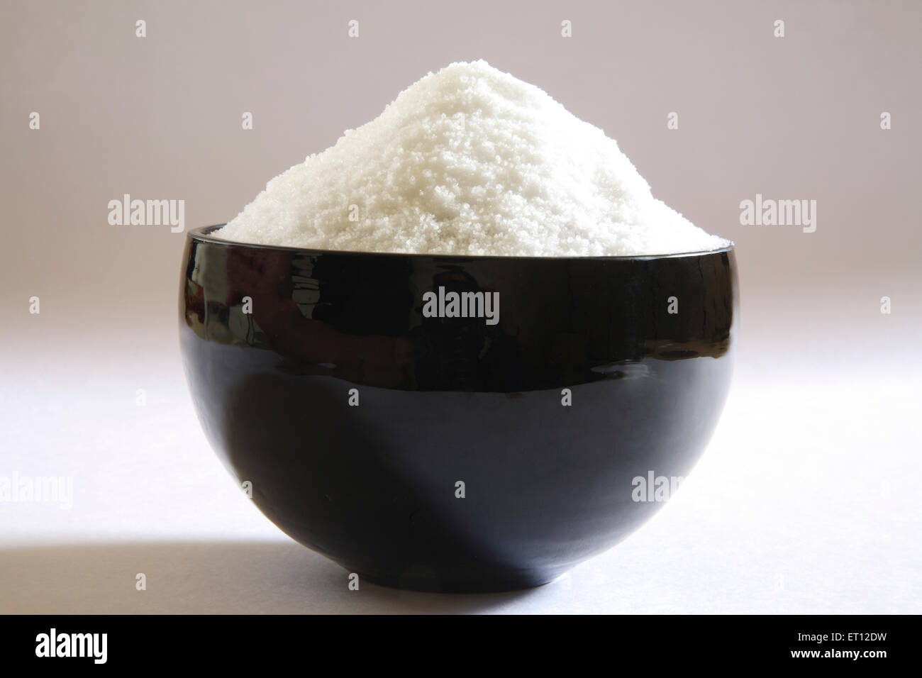 Namak; Salz in Schüssel geben; Indien Stockfoto