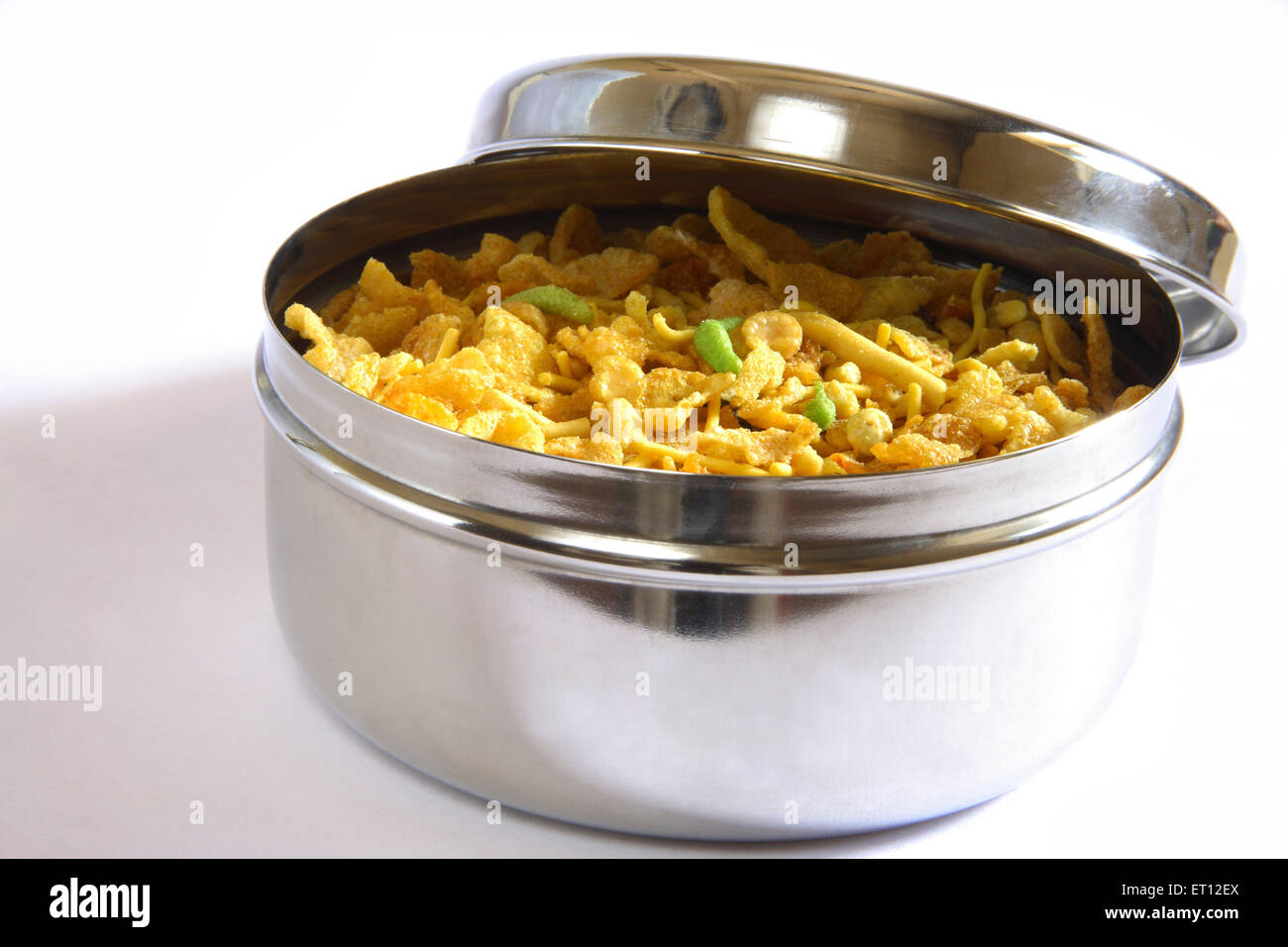 Kasten; Stahl-Container und Chiwda pikant; Snack-Mix; Indien Stockfoto