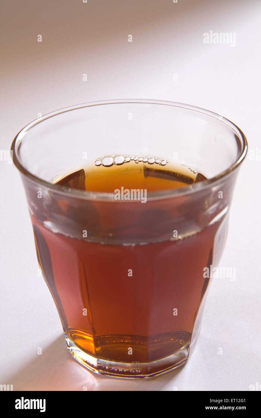 Schwarzer Tee mit heißem Getränk in Glas auf weißem Hintergrund Stockfoto